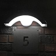 Solarwandlamp als huisnummerverlichting