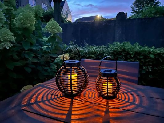 Set van twee stuks Solar Lantaarn Basket Small en Medium Rotanlook lamp op zonne energie