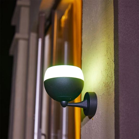Slimme solar wandlamp Orion op zonne-energie - Bedienen via de Smart Life app