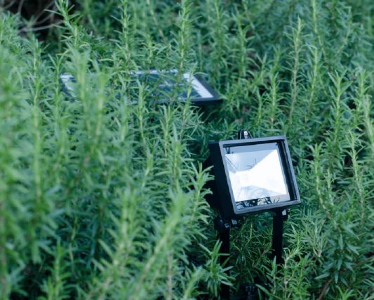 Solar breedstraler Wide met grondspies en los paneel op zonne-energie