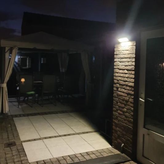 Solar buitenlamp wandlamp Motion V met bewegingsmelder op zonne energie