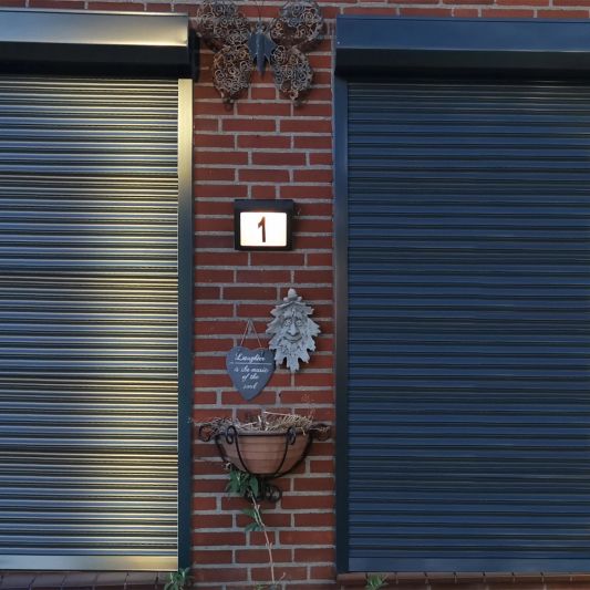 Solar Huisnummer Axel zwart op zonne energie inclusief nummers