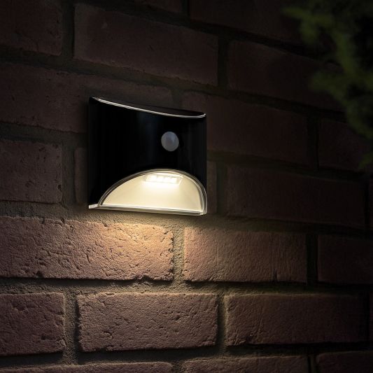 Solar wandlamp Flint zwart met bewegingsmelder op zonne energie
