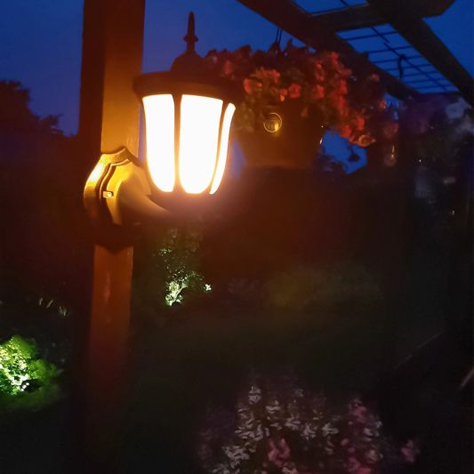 Solar wandlamp Pieck met vlameffect en schemersensor voordeelset
