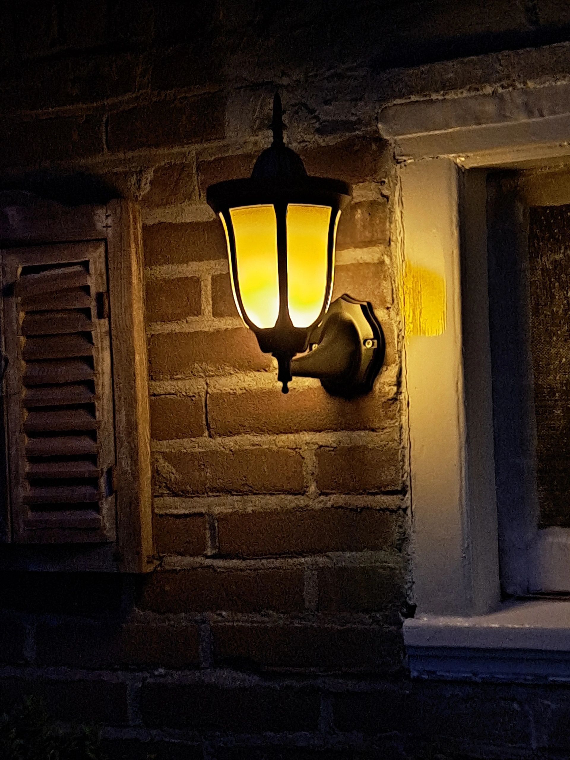 Solar wandlamp Pieck met vlameffect en schemersensor voordeelset