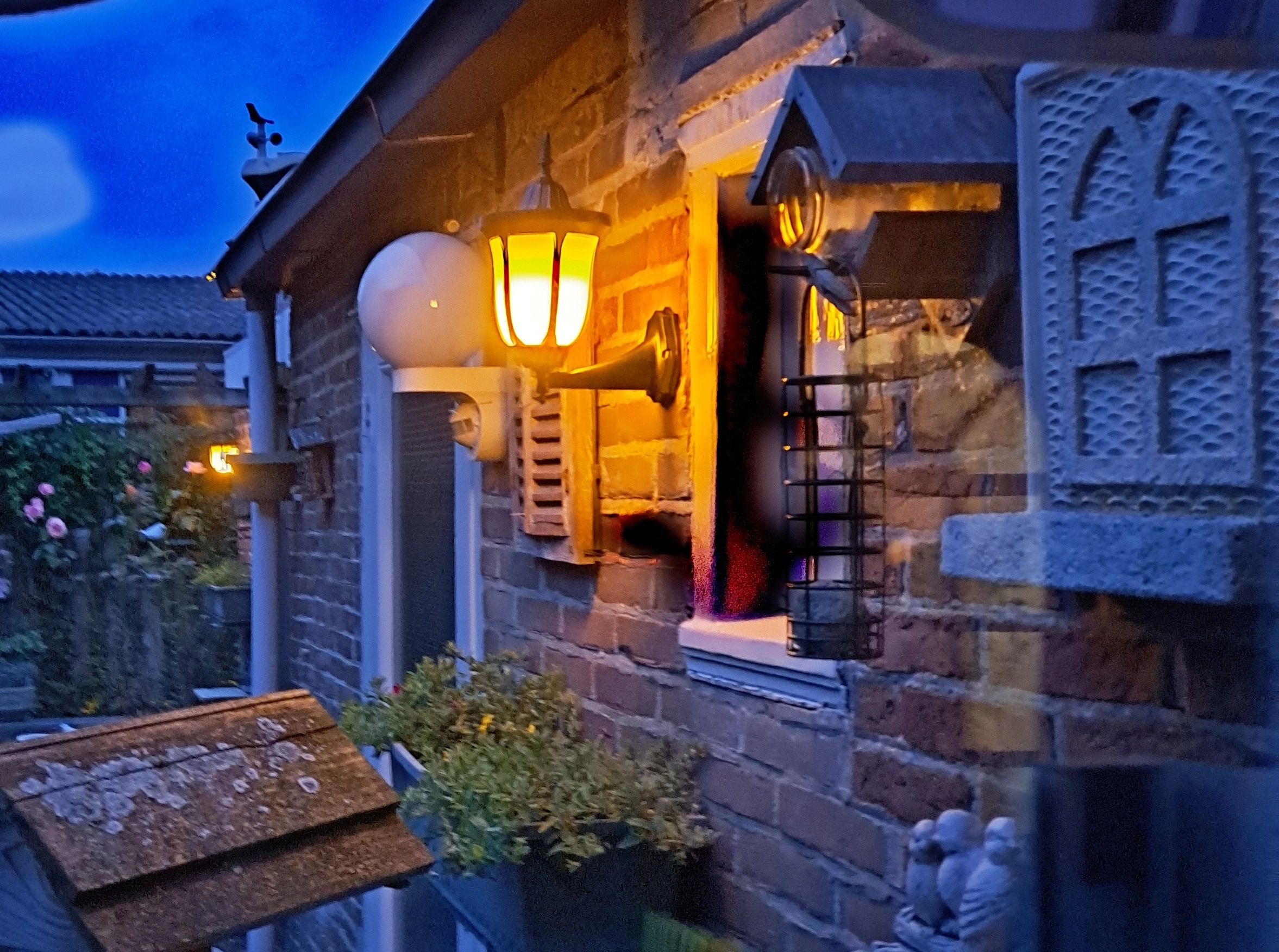 Solar wandlamp Pieck met vlameffect en schemersensor voordeelset