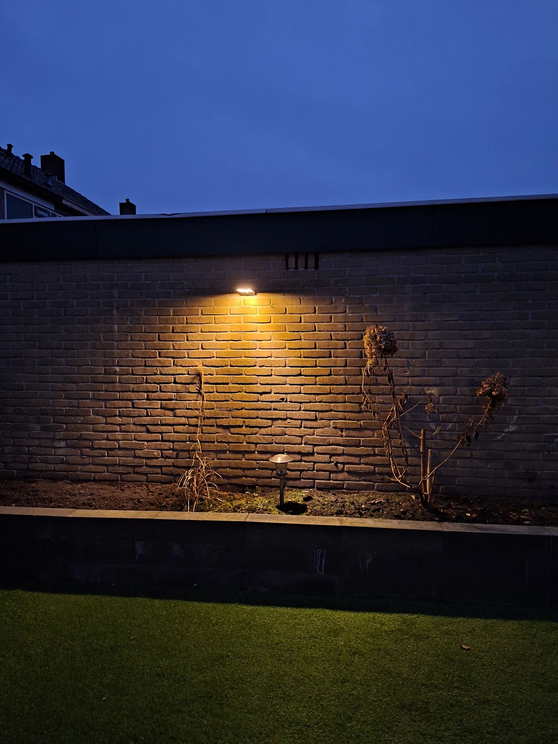 Solar wandlamp Slim met 36 leds en bewegingsmelder Zwart op zonne energie voordeelset