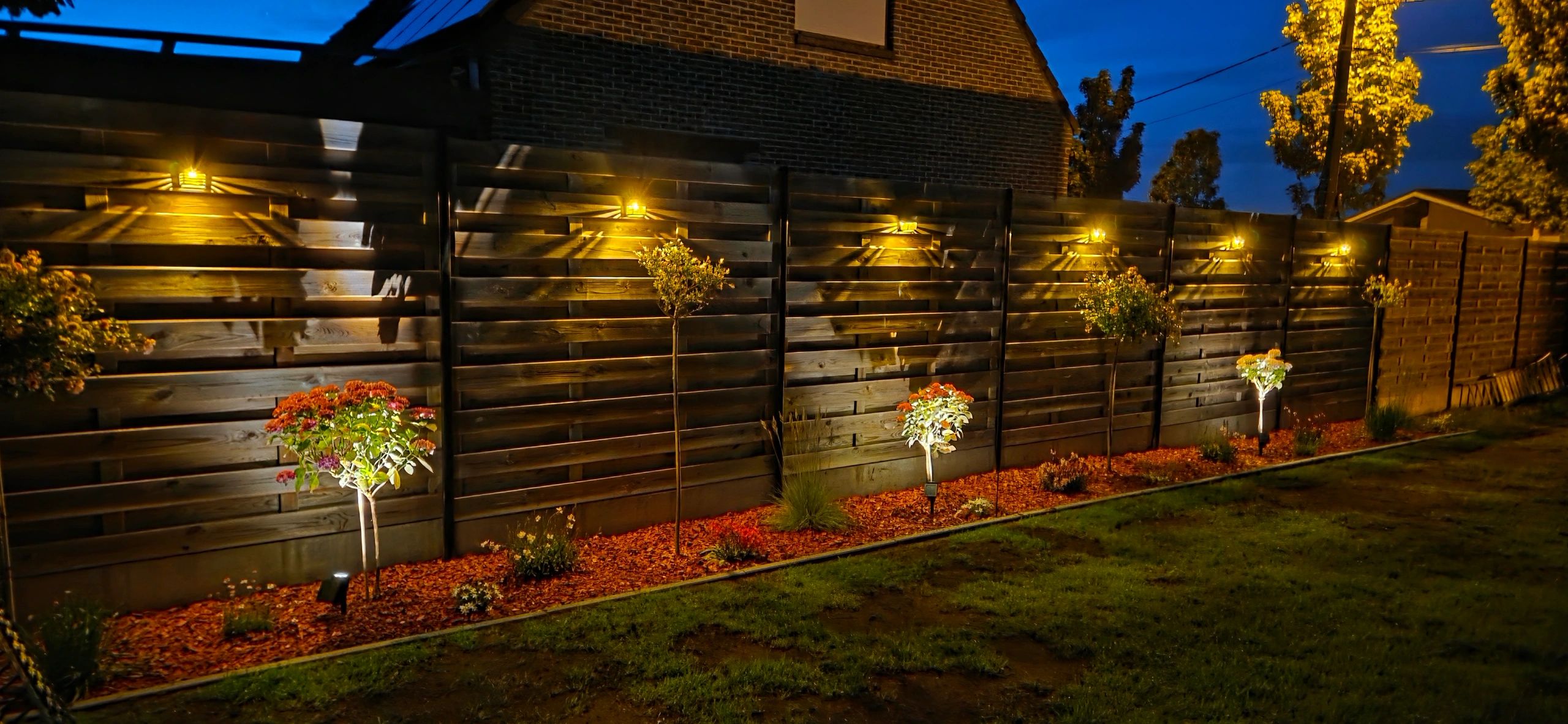 Zwarte solar wandlamp Stripe op zonne-energie set van 8