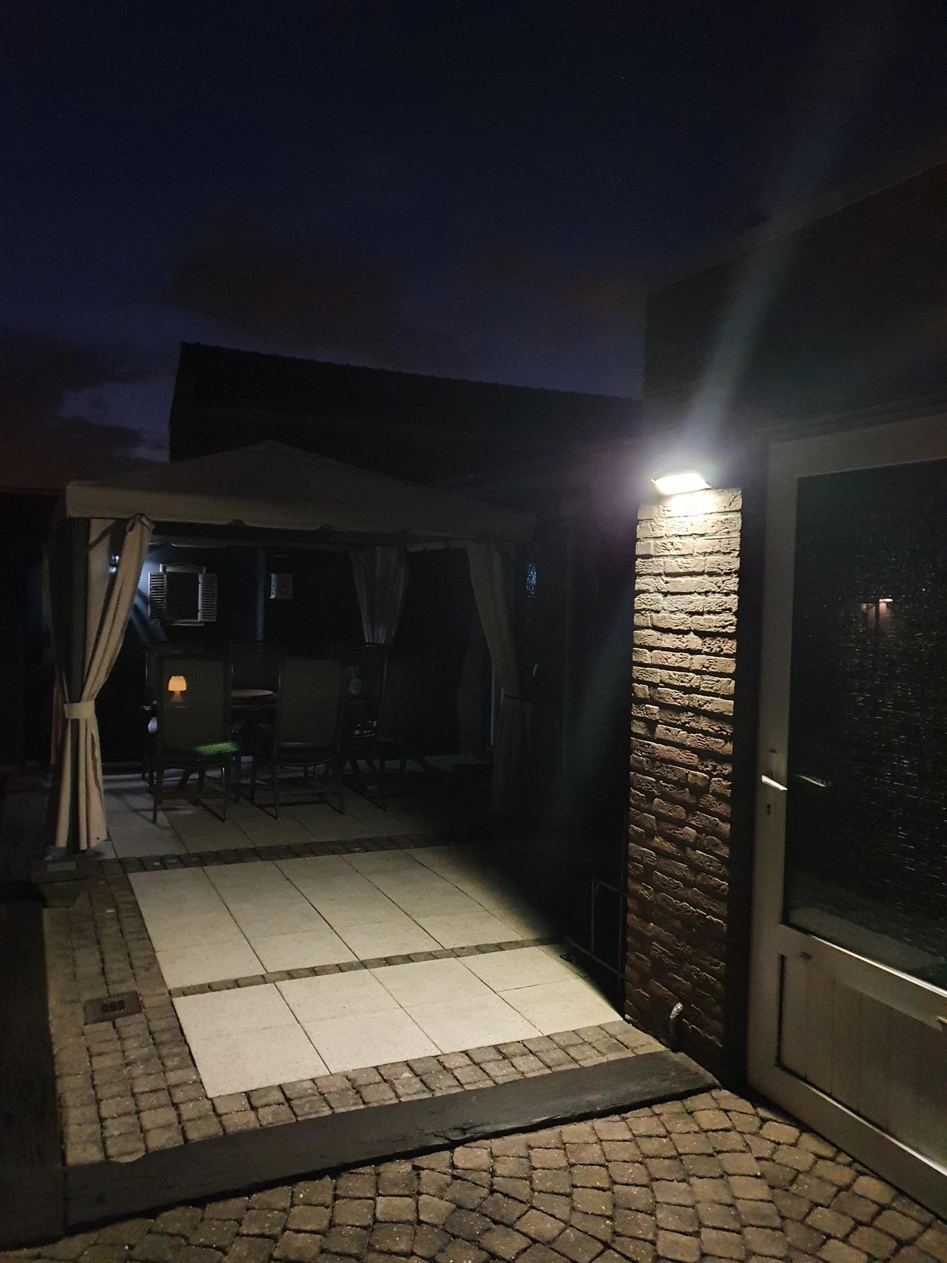 Solar buitenlamp wandlamp Motion V met bewegingsmelder op zonne energie