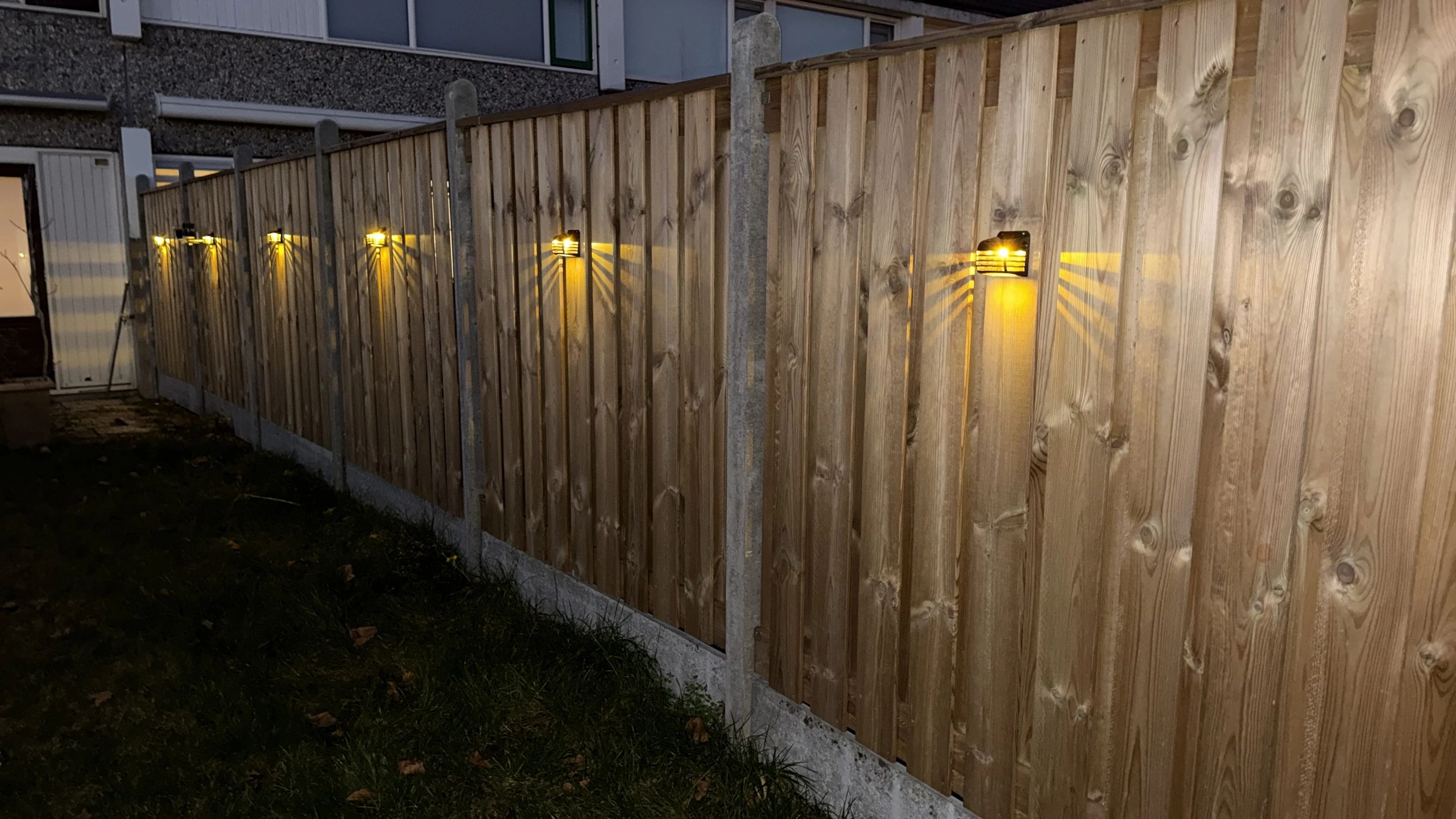 Zwarte solar wandlamp Stripe op zonne-energie set van 4