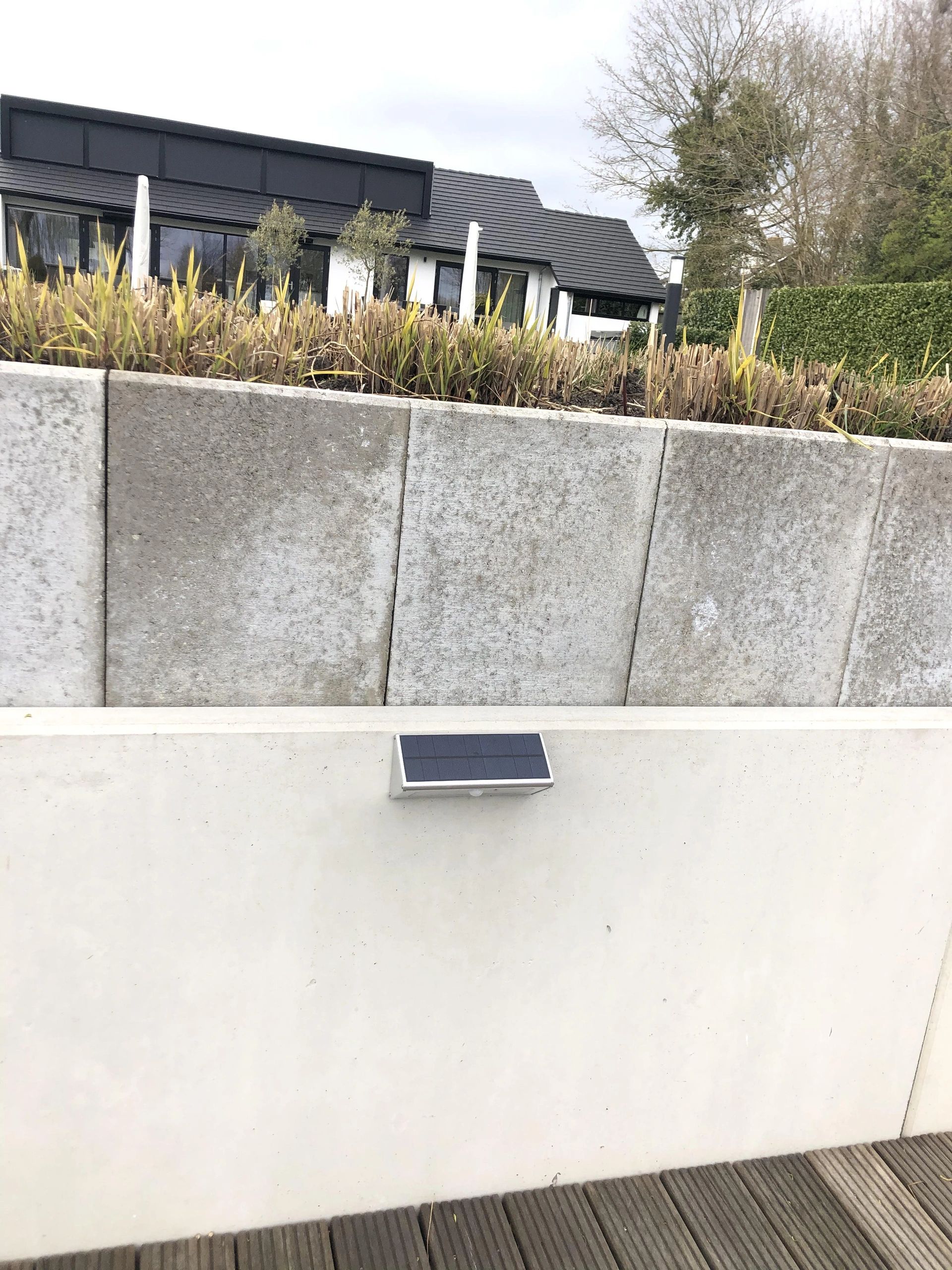 Solar buitenlamp wandlamp Motion V met bewegingsmelder op zonne energie