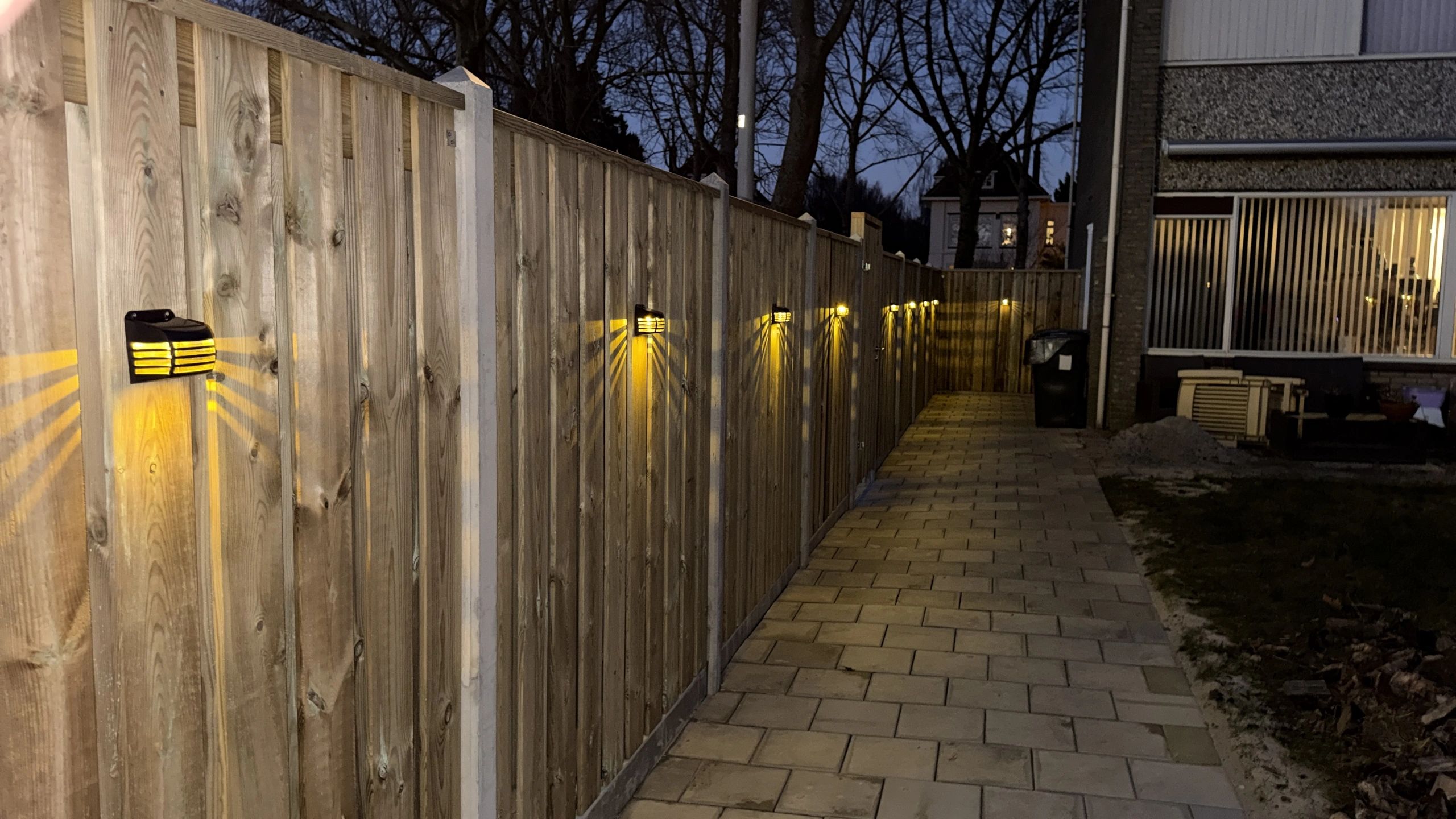 Zwarte solar wandlamp Stripe op zonne-energie set van 4