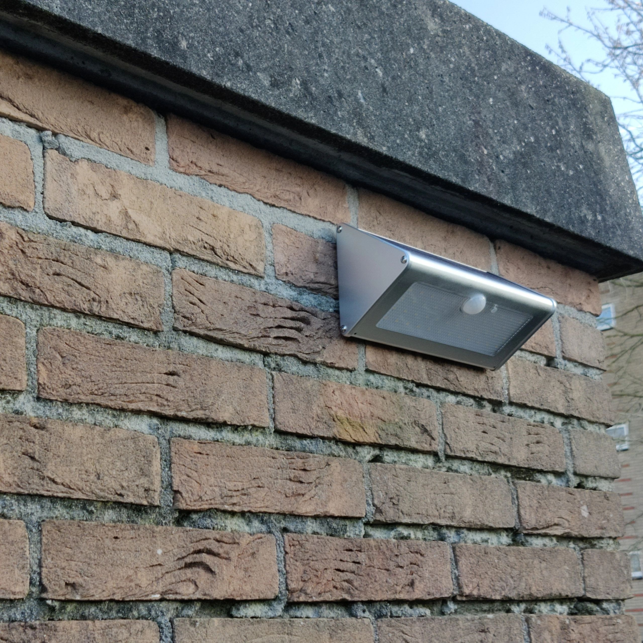 Solar buitenlamp wandlamp Motion V met bewegingsmelder op zonne energie