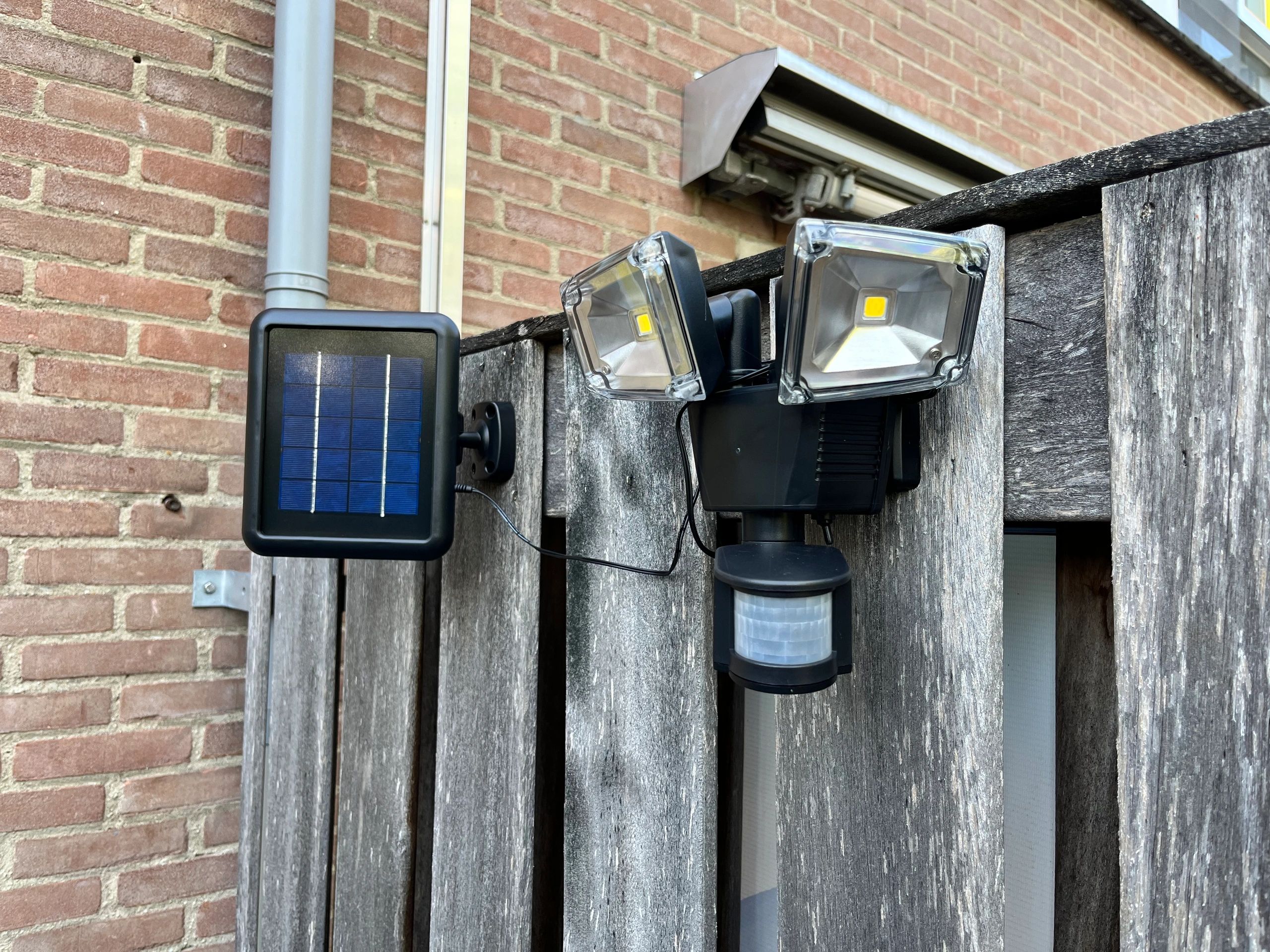 Solar beveiligingslamp James II met bewegingsmelder en los paneel