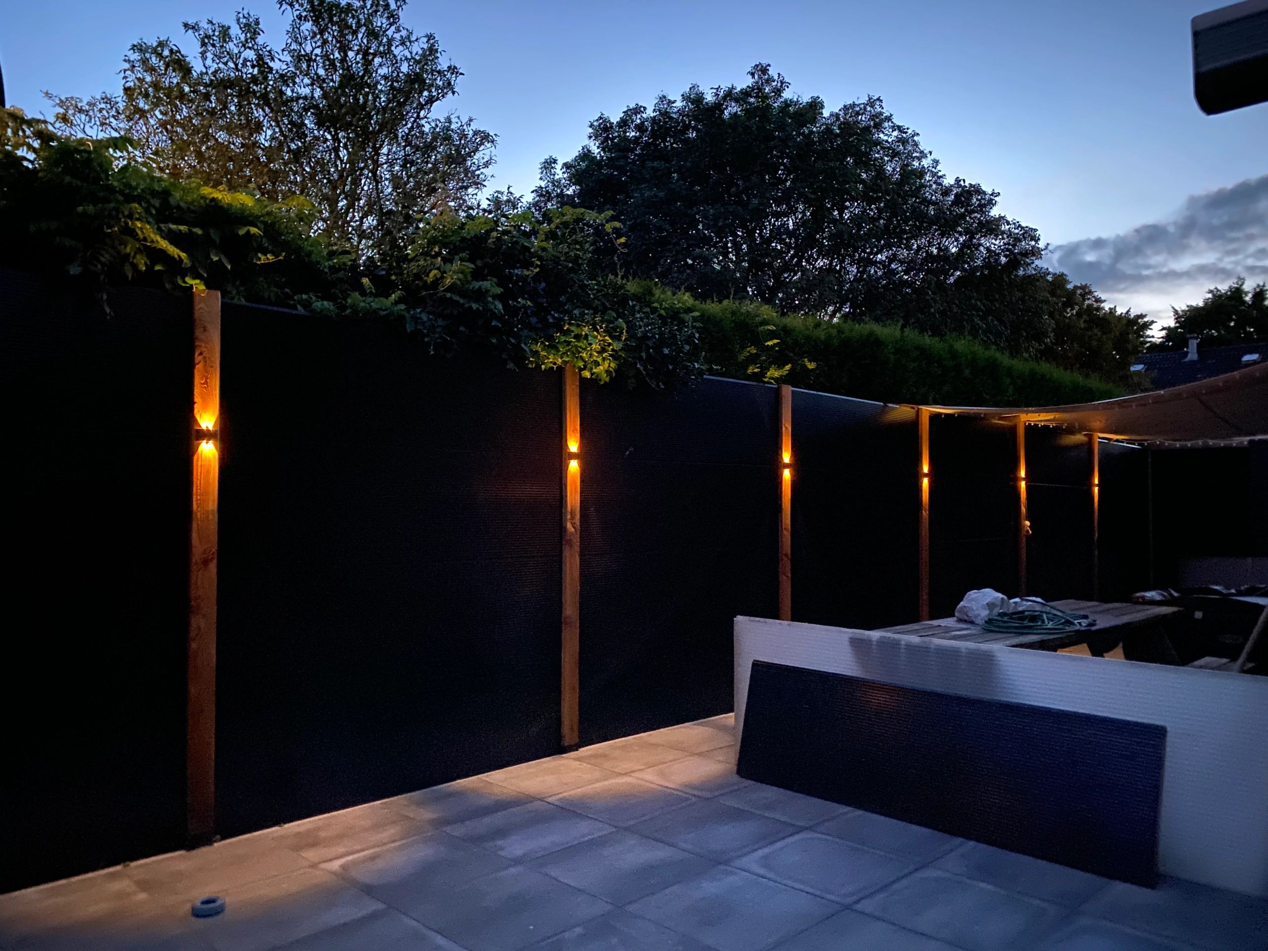 Solar up down wandlamp Sasha op zonne-energie - Zwarte buitenlamp met warm wit licht - Set van 2