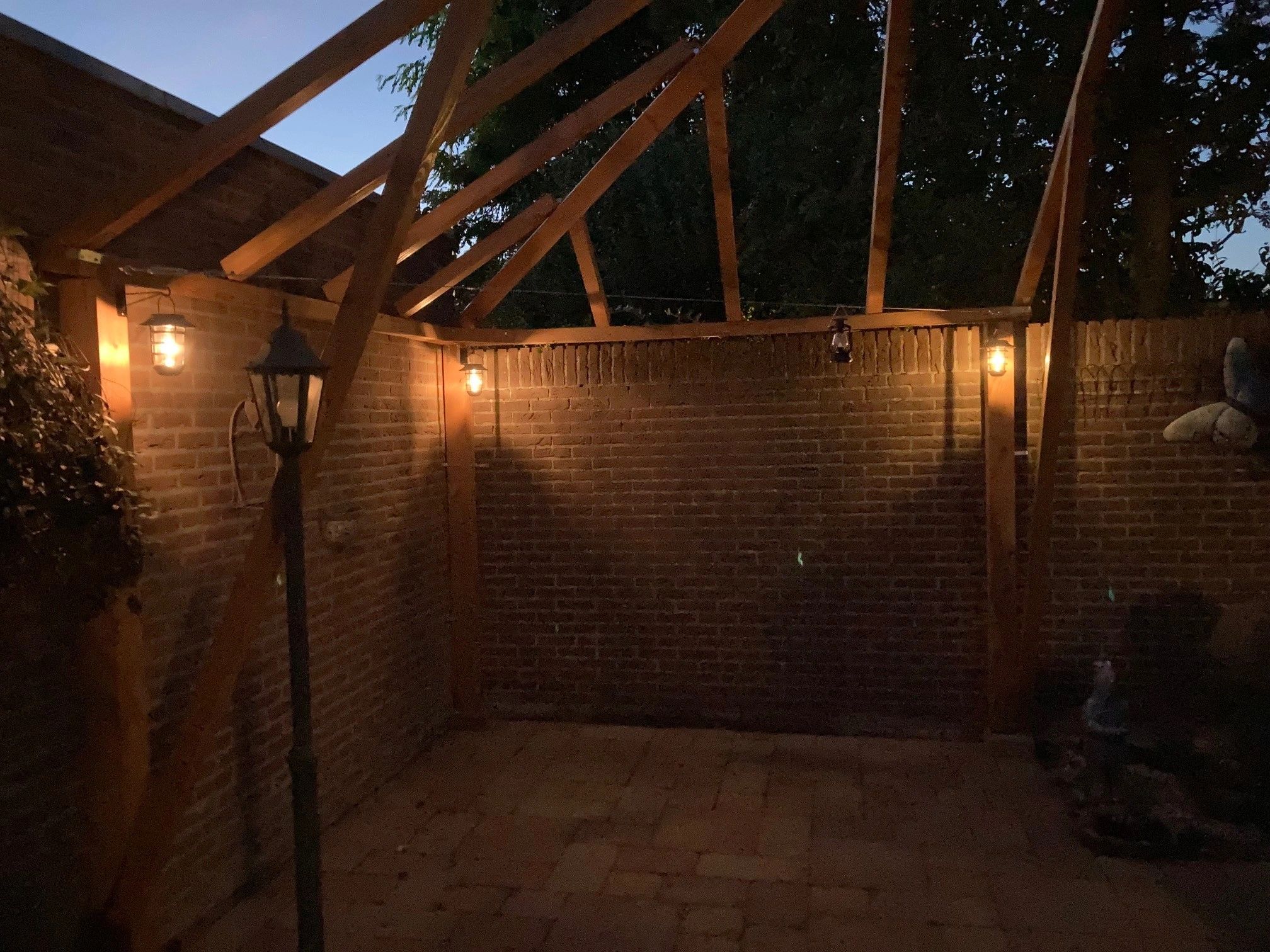 Zwarte solar LED lamp Sting | Warm wit licht | Hanglamp, priklamp en tafellamp