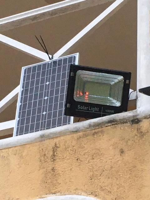 Solar wandlamp Capital IV met los zonnepaneel